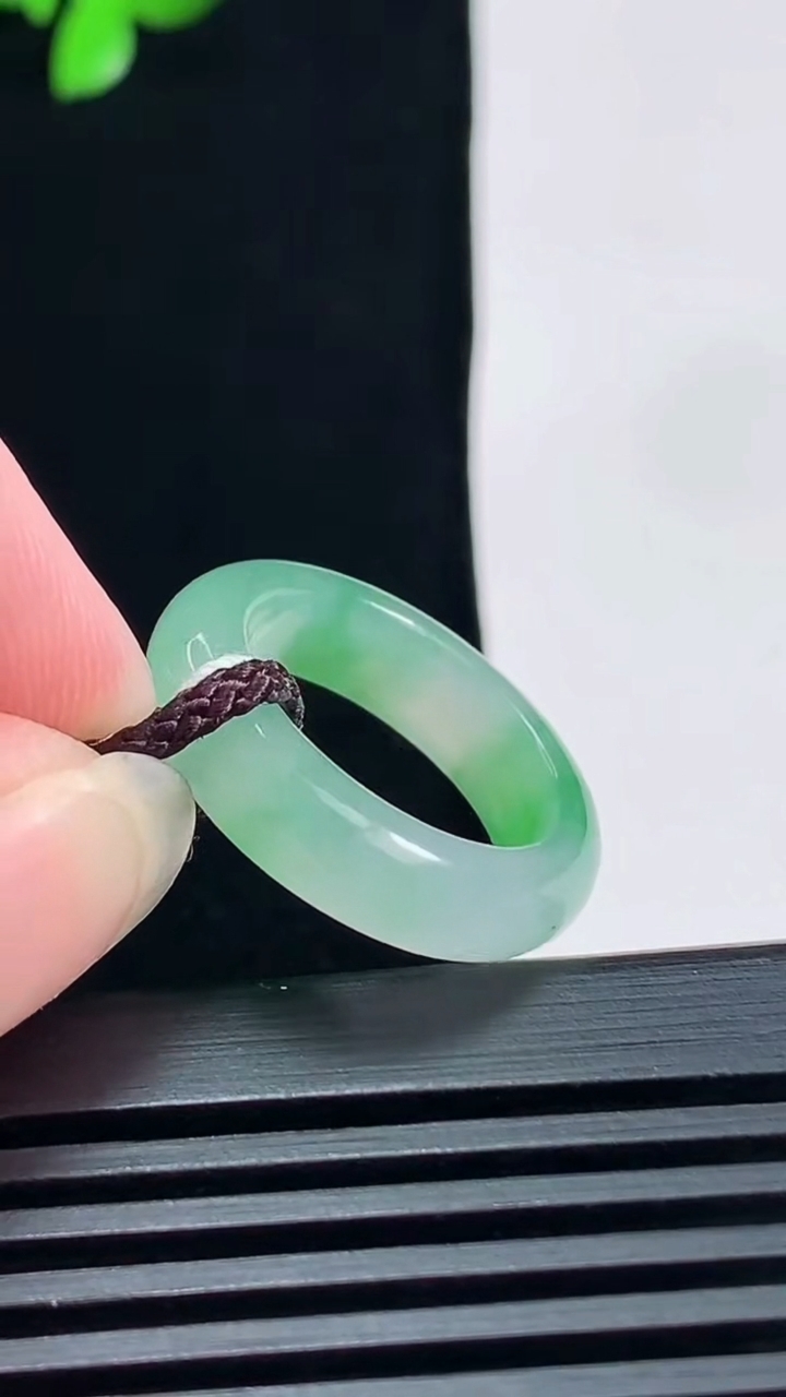 天然A货翡翠玉指环 戒指，尺寸16.6-5-3.2 重量:3.47g2026年6月19日
工厂直销收藏佳品,种好水足，色泽均匀，有种有色，上手高大气！