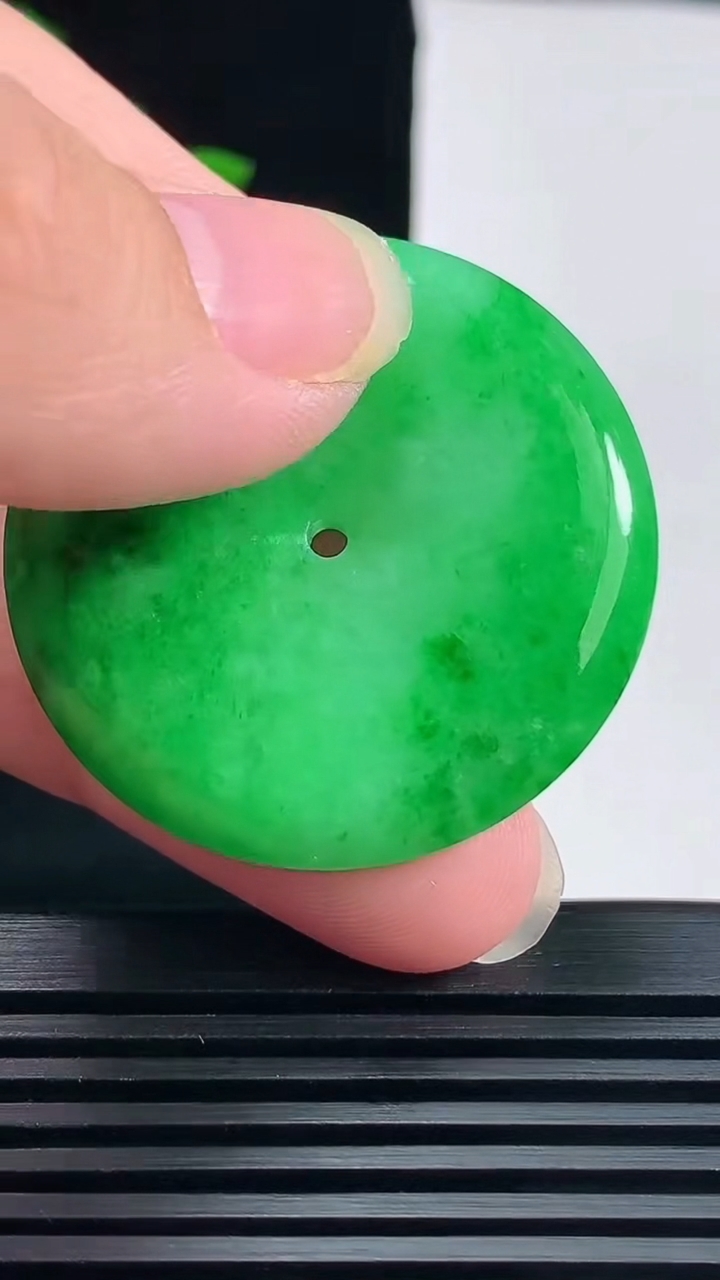 天然A货翡翠平安扣吊坠，尺寸37-5.2 重量:15.93g
6月19日