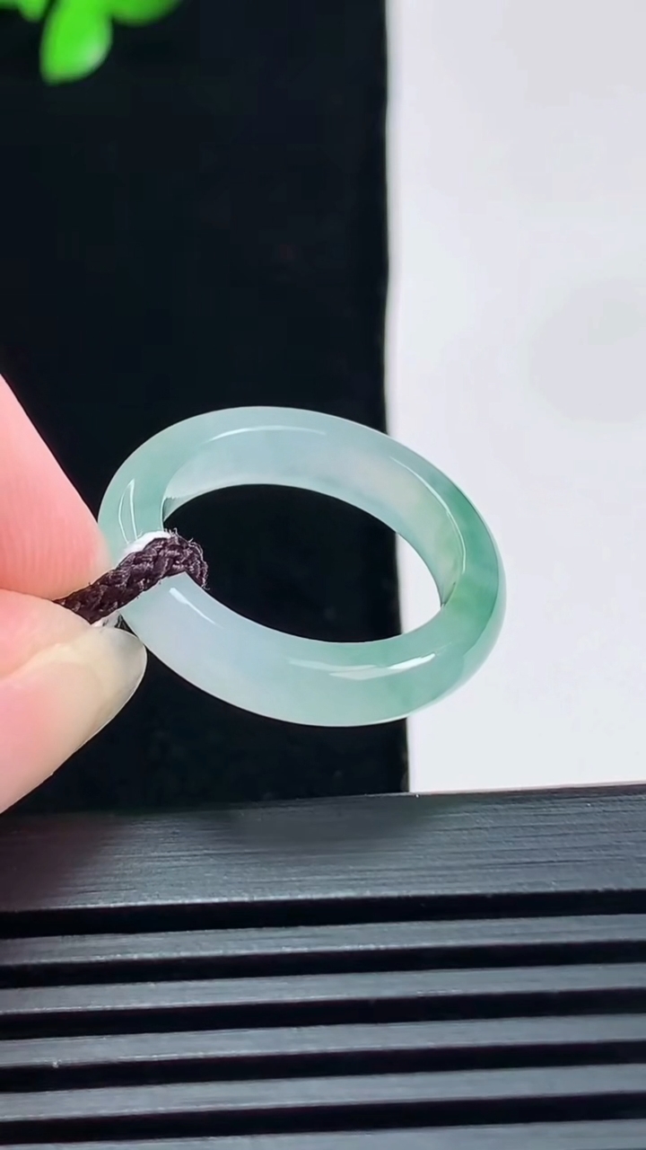 天然A货翡翠冰种飘花玉指环 戒指，尺寸16.5-4.2-3.2 重量:2.64g2026年6月19日
工厂直销收藏佳品,种好水足，色泽均匀，有种有色，上手高大气！