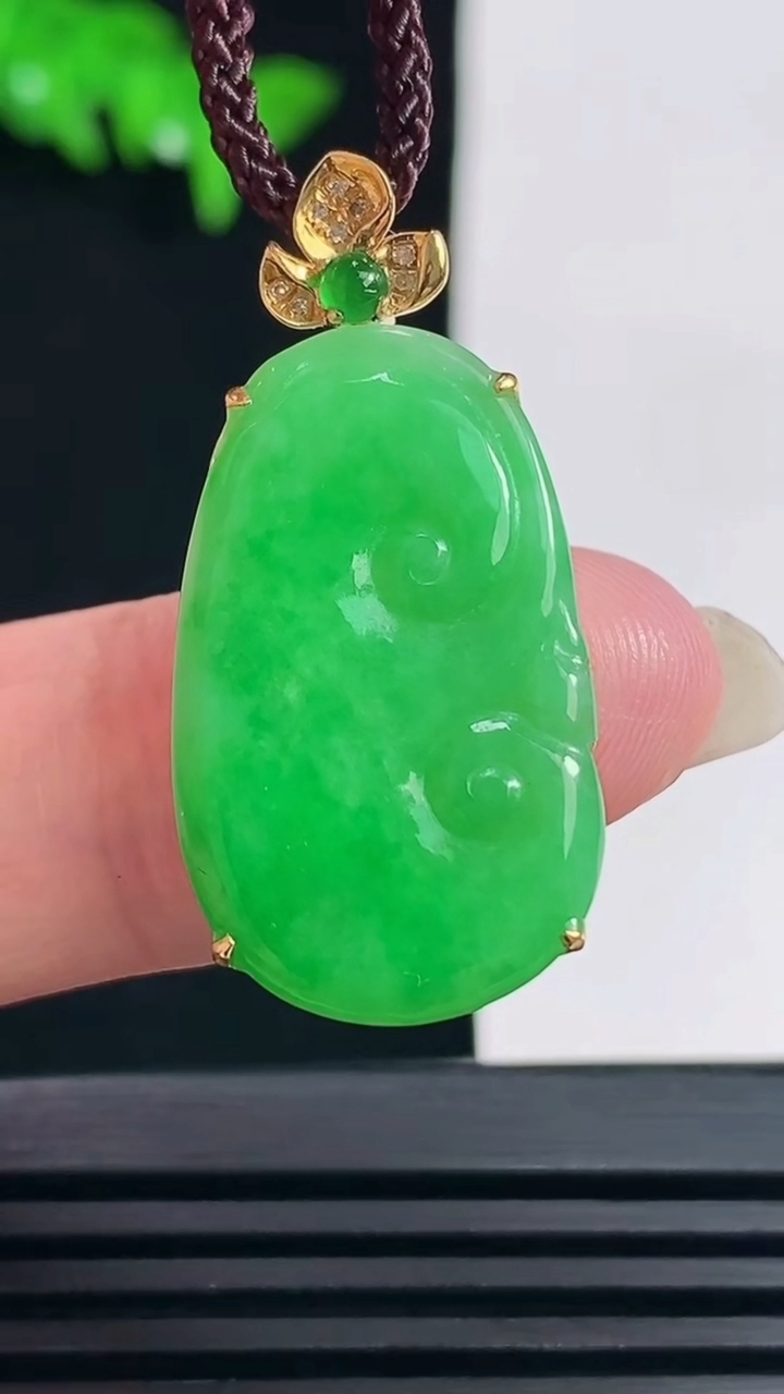 天然A货翡翠如意吊坠，尺寸32-15.5-5.5，裸石25-15.5 重量:3.00g
6月19日