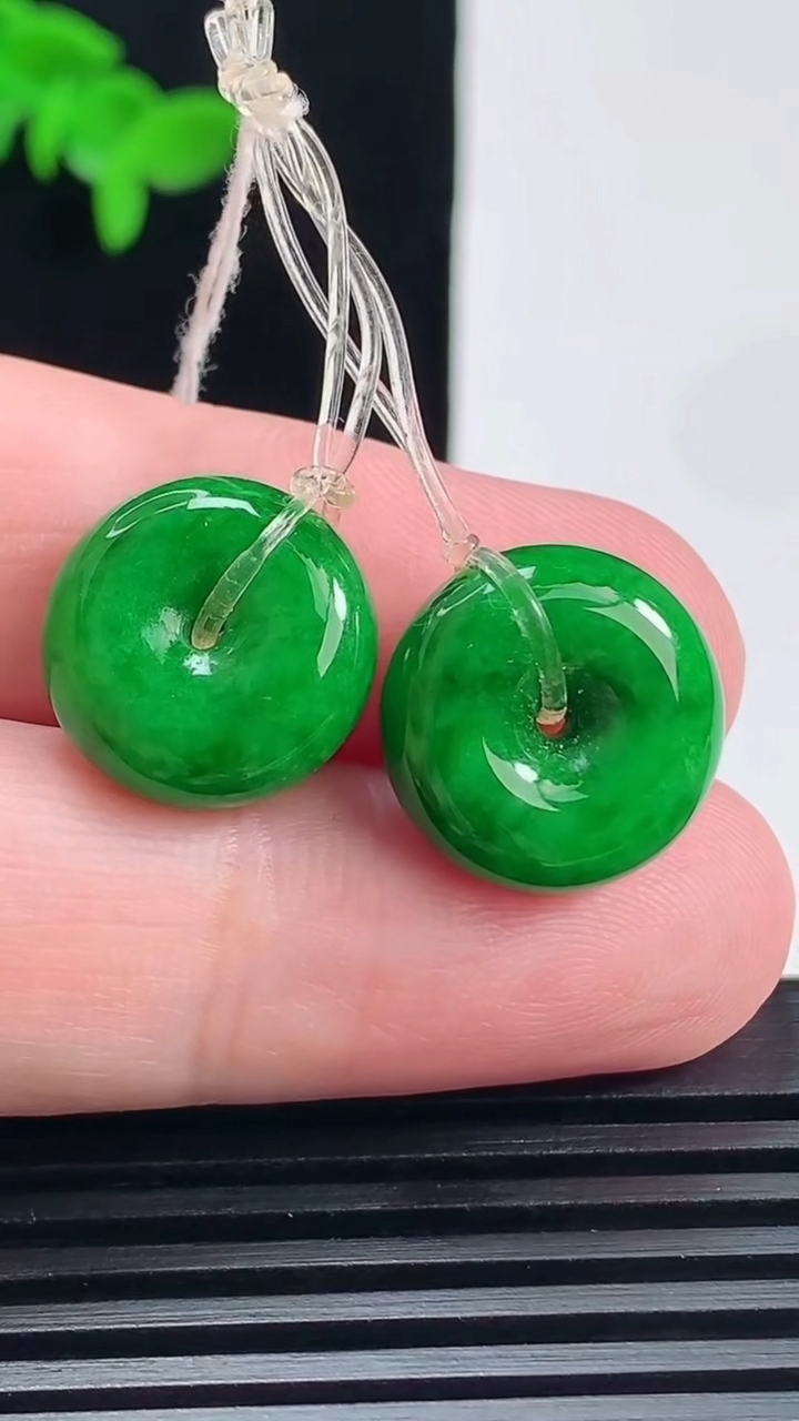天然A货翡翠平安扣吊坠一对，尺寸15-6.5 重量:6.06g
6月19日