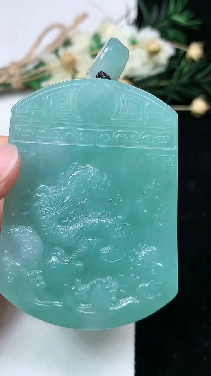 天然A货翡翠龙牌吊坠，尺寸54.7-39.7-11.6，重量:69.95g
6月19日