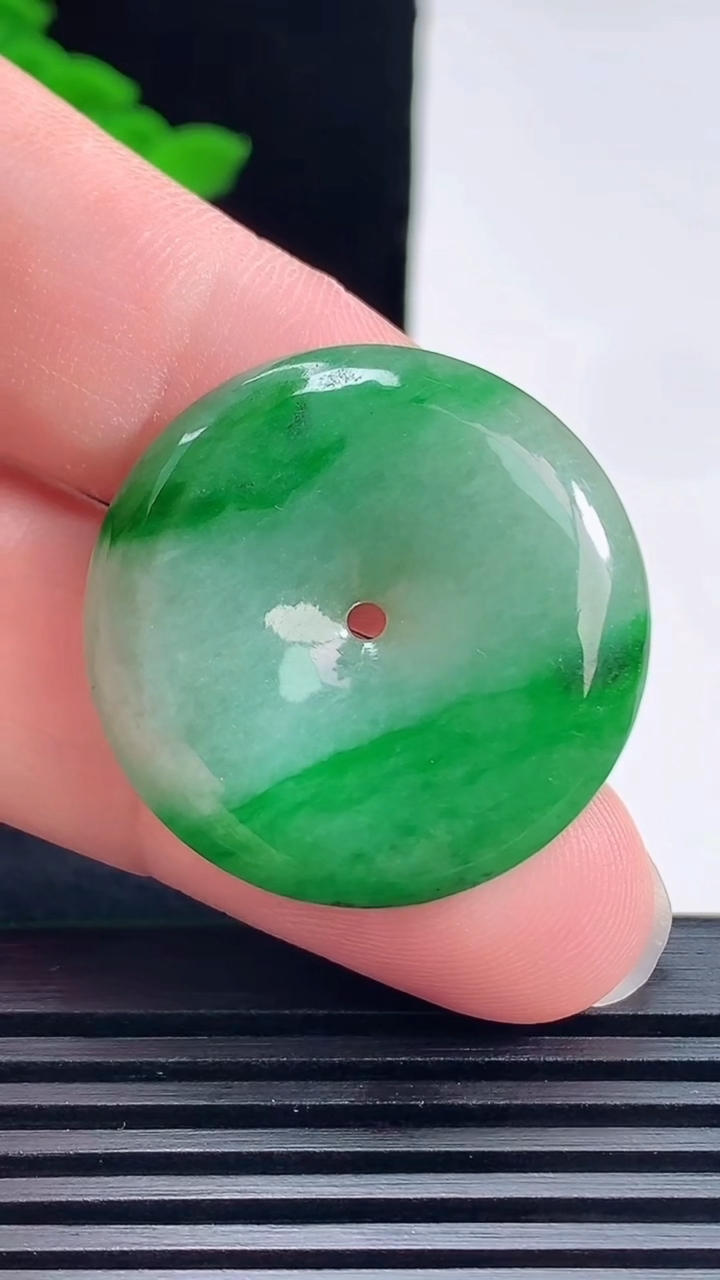 天然A货翡翠平安扣吊坠，尺寸29.5-5.8 重量:10.58g
6月19日
