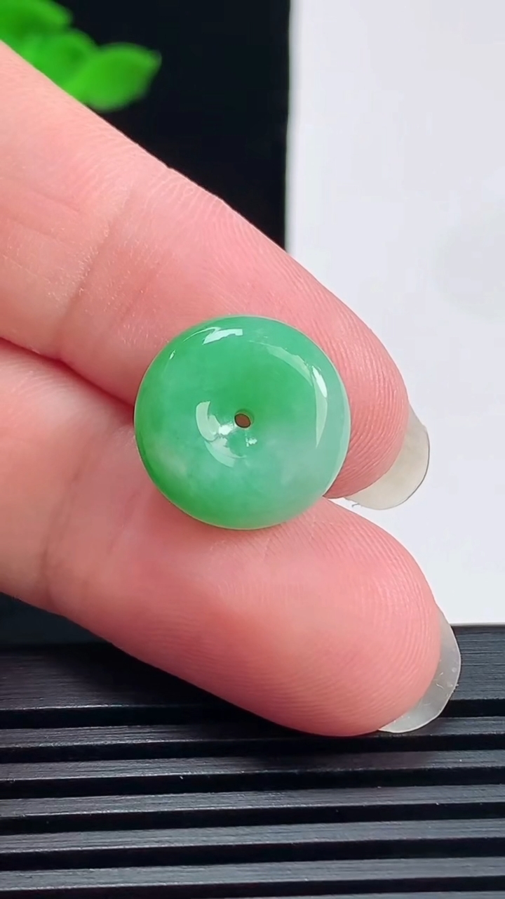 天然A货翡翠平安扣吊坠，尺寸14.6-5.2 重量:2.35g
6月19日