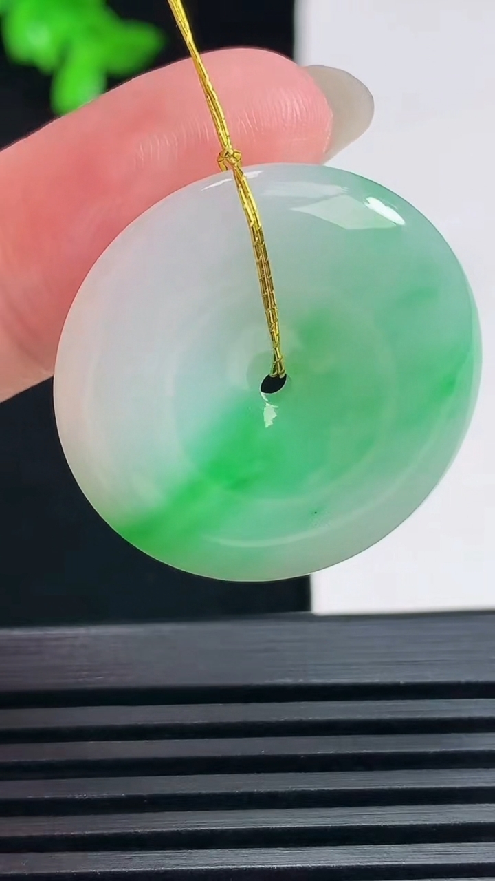 天然A货翡翠平安扣吊坠，尺寸28-5.8 重量:4.82g
6月19日