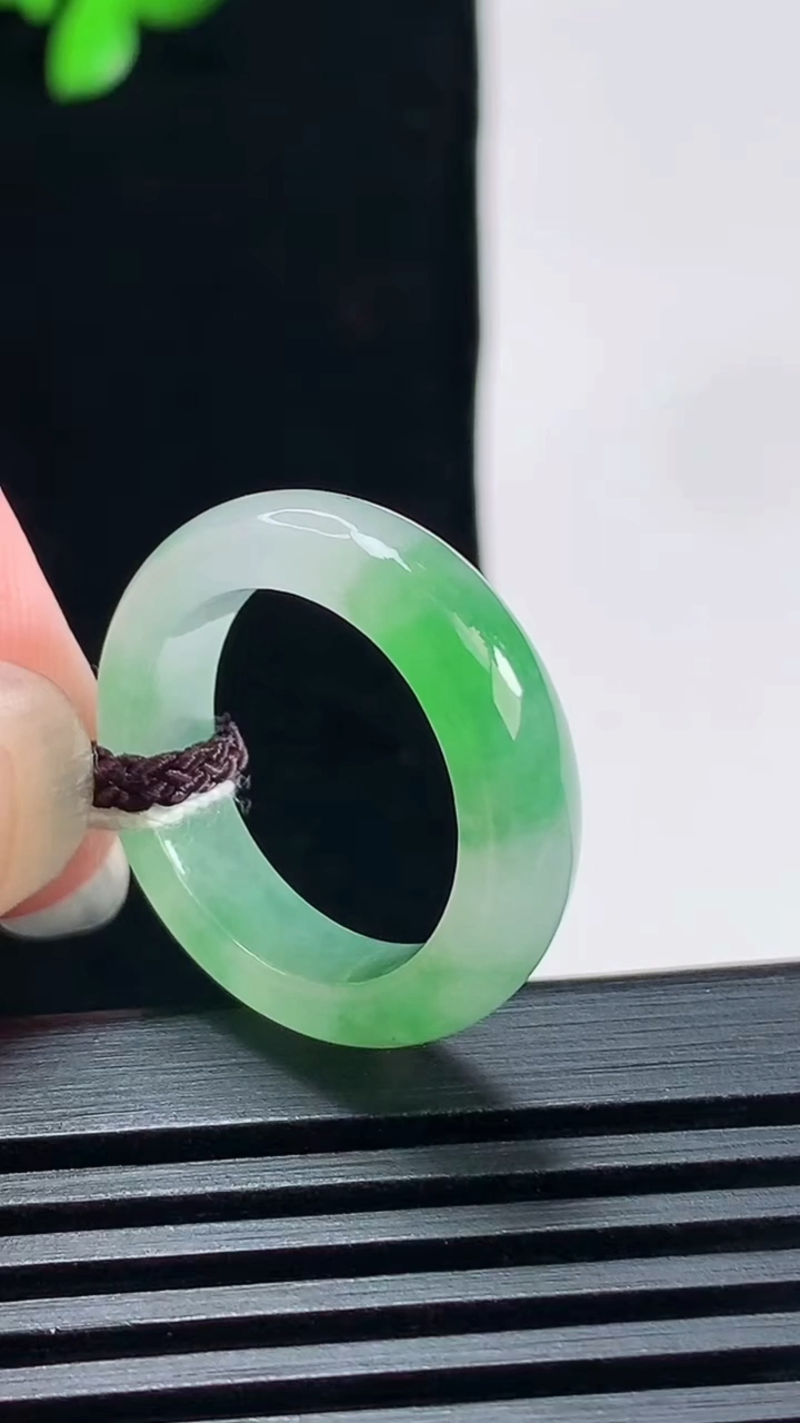 天然A货翡翠玉指环 戒指，尺寸16.6-5-3.2 重量:3.47g2026年6月19日
工厂直销收