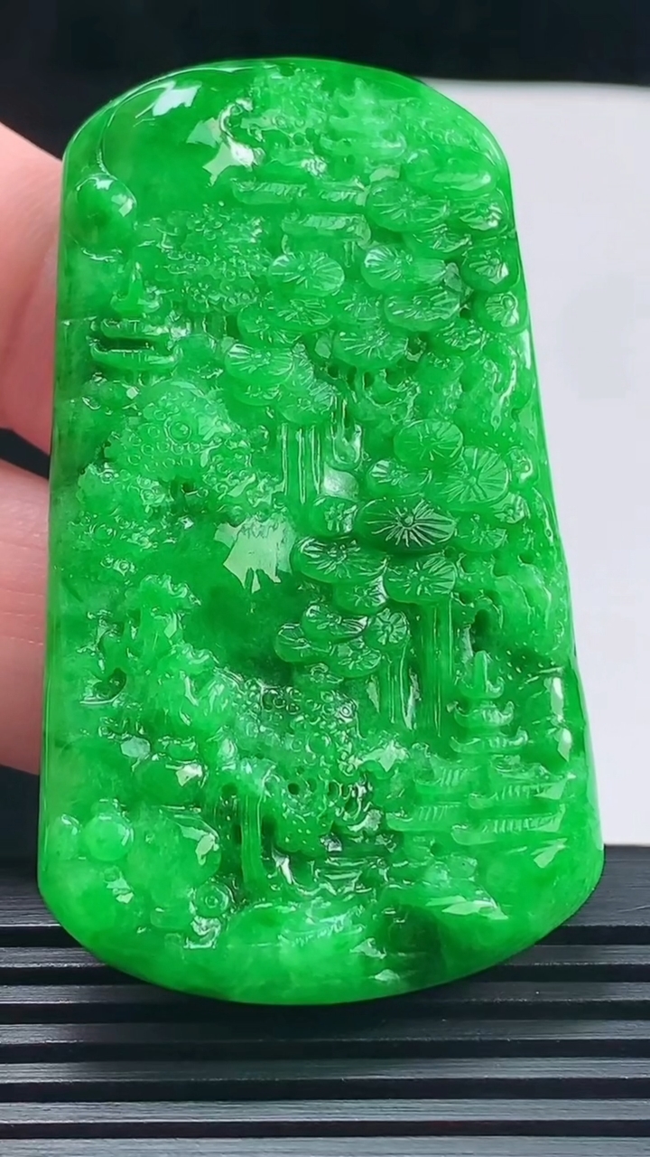 天然A货翡翠山水牌吊坠，尺寸58.6-34-6 重量:27.92g
6月19日