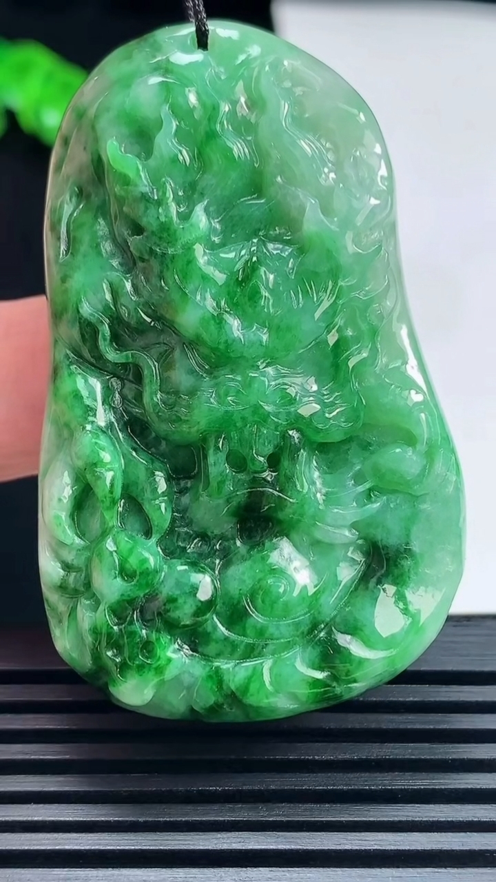 天然A货翡翠龙牌吊坠，尺寸55-34-9 重量:33.16g
6月19日