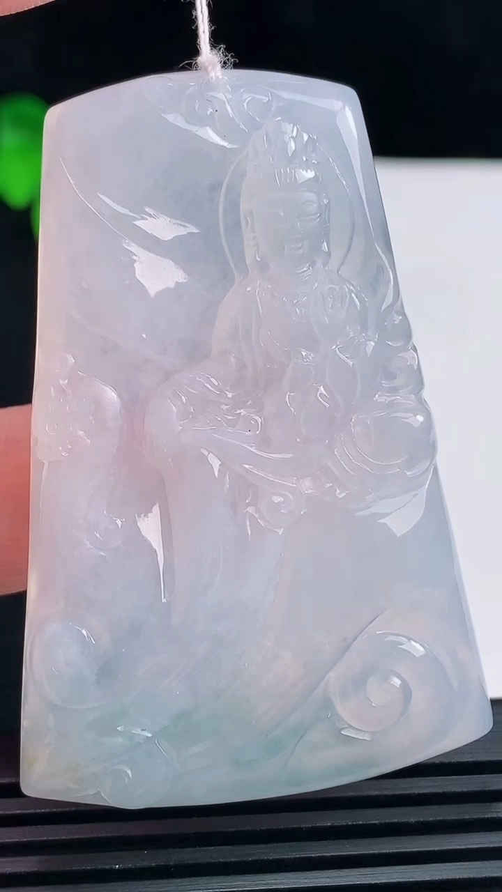 天然A货翡翠飘花观音菩萨吊坠，尺寸58.5-39-5.5 重量:26.72g
6月19日