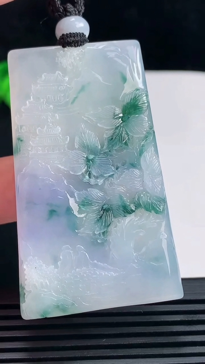 天然A货翡翠种紫罗兰 飘花山水牌吊坠，尺寸59-35-5.5 重量:30.74g
6月19日