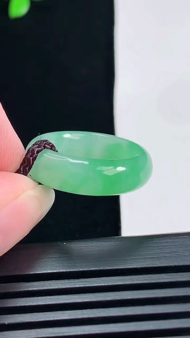 天然A货翡翠玉指环 戒指，尺寸15.6-5.6-3.5 重量:3.69g2026年6月19日
工厂直销收藏佳品,种好水足，色泽均匀，有种有色，上手高大气！