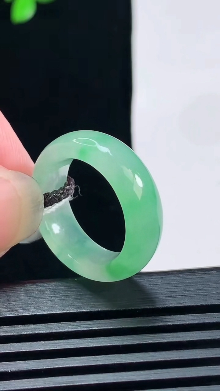 天然A货翡翠玉指环 戒指，尺寸16-6.5-3.2 重量:4.00g2026年6月19日
工厂直销收藏佳品,种好水足，色泽均匀，有种有色，上手高大气！