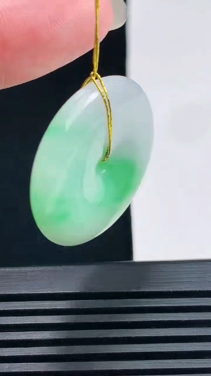 天然A货翡翠平安扣吊坠，尺寸28-5.8 重量:4.82g
6月19日