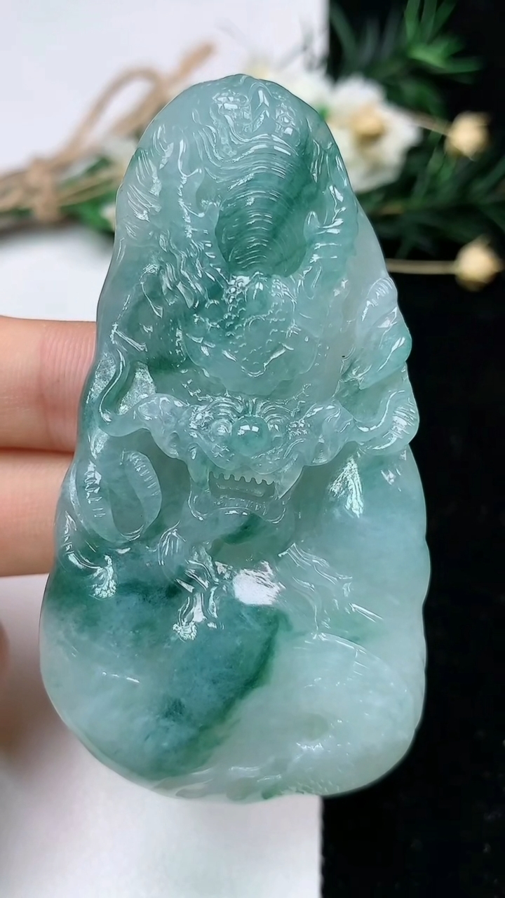 天然A货翡翠飘花龙牌吊坠，尺寸68.3-36.2-8.8，重量:41.03g
6月19日