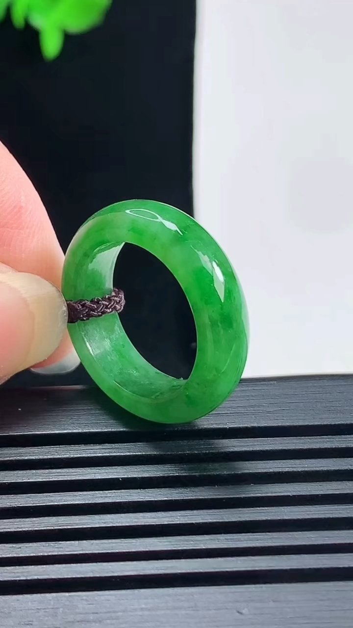 天然A货翡翠玉指环 戒指，尺寸16.6-5.8-3.5 重量:3.80g2026年6月19日
工厂直