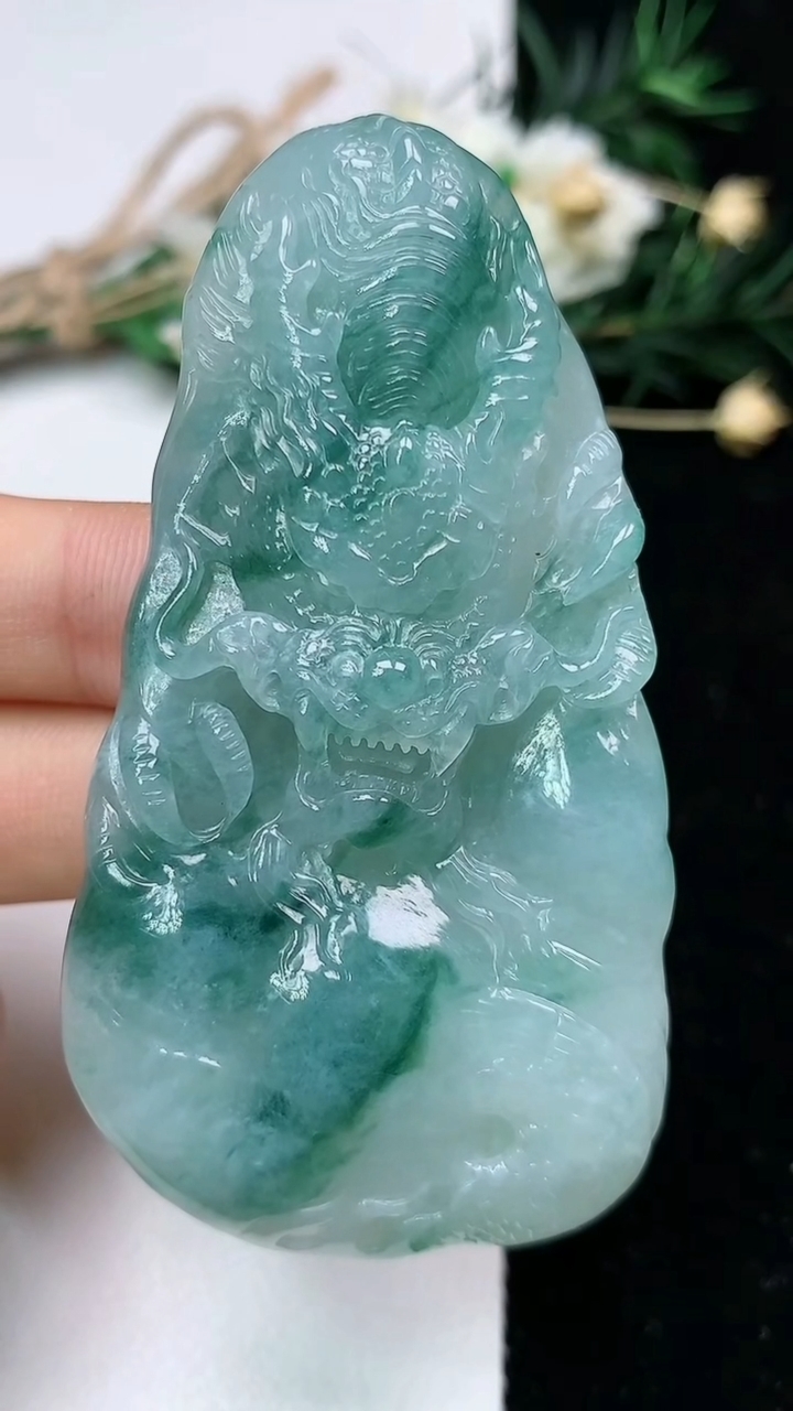 天然A货翡翠飘花龙牌吊坠，尺寸68.3-36.2-8.8，重量:41.03g
6月19日