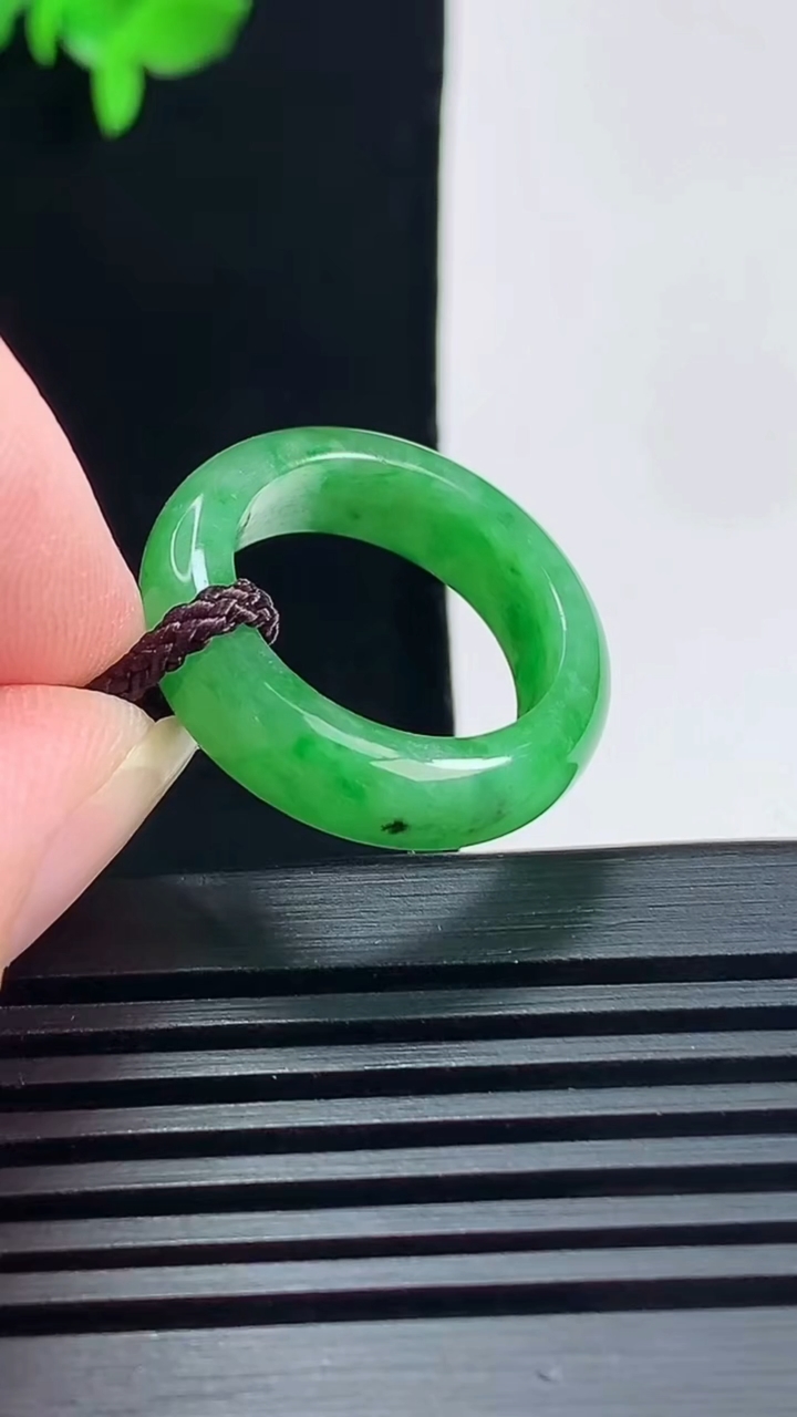 天然A货翡翠玉指环 戒指，尺寸16.6-5.8-3.5 重量:3.80g2026年6月19日
工厂直销收藏佳品,种好水足，色泽均匀，有种有色，上手高大气！