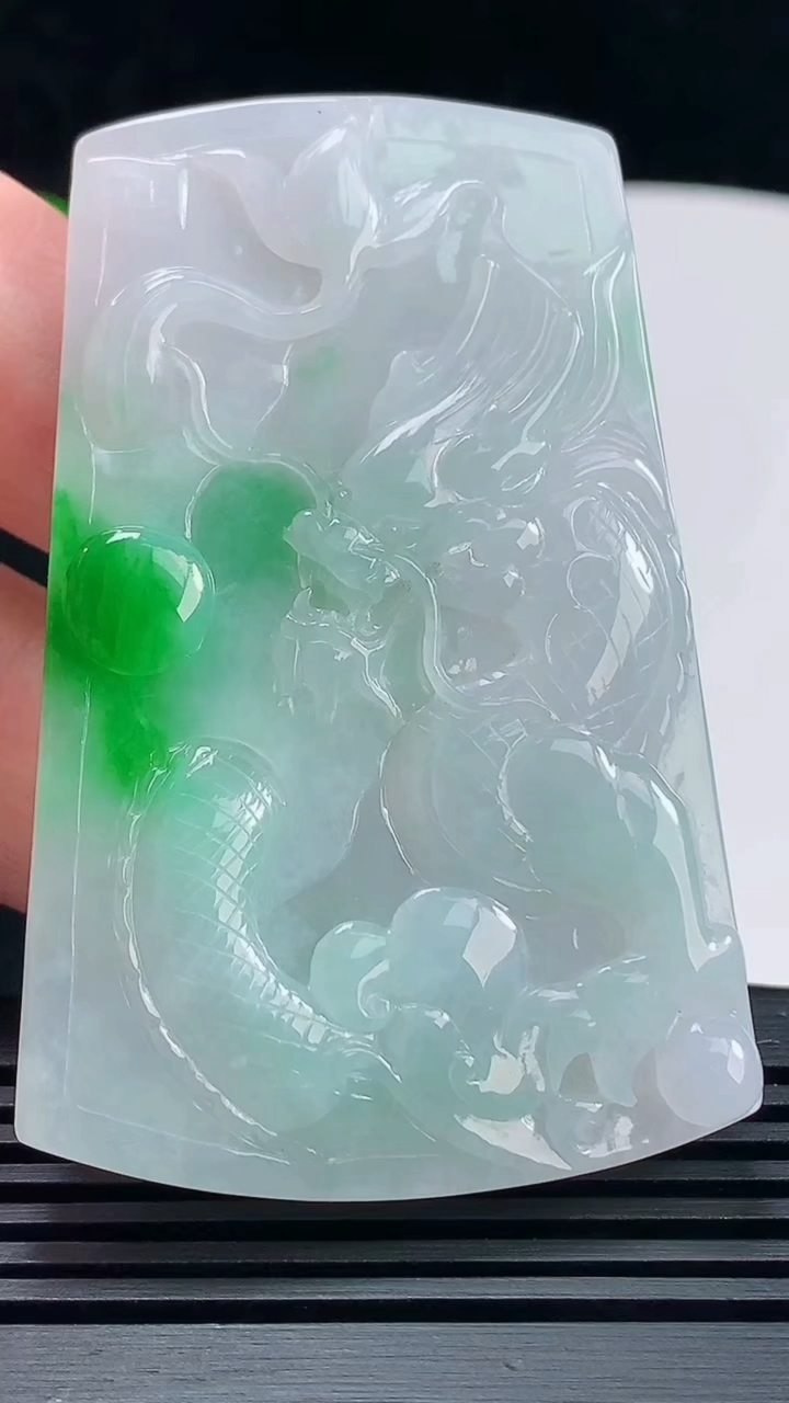 天然A货翡翠龙牌吊坠，尺寸66-42.6-5.6 重量:34.90g
6月19日