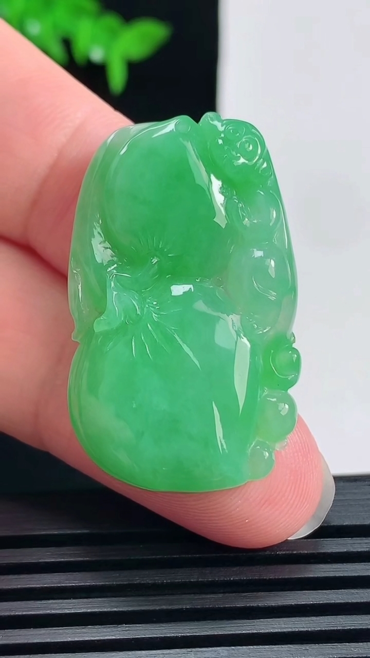 天然A货翡翠寿桃吊坠，尺寸35.6-22-5.6 重量:8.62g
6月19日