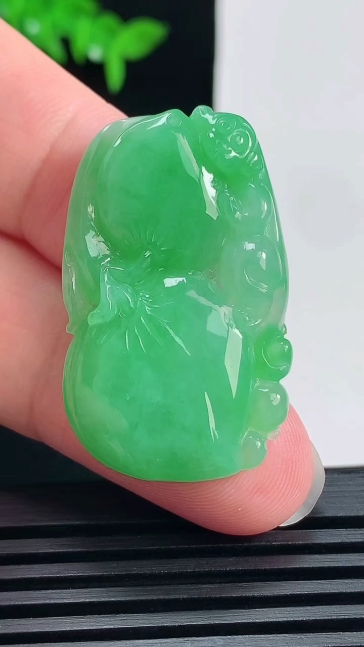 天然A货翡翠寿桃吊坠，尺寸35.6-22-5.6 重量:8.62g
6月19日