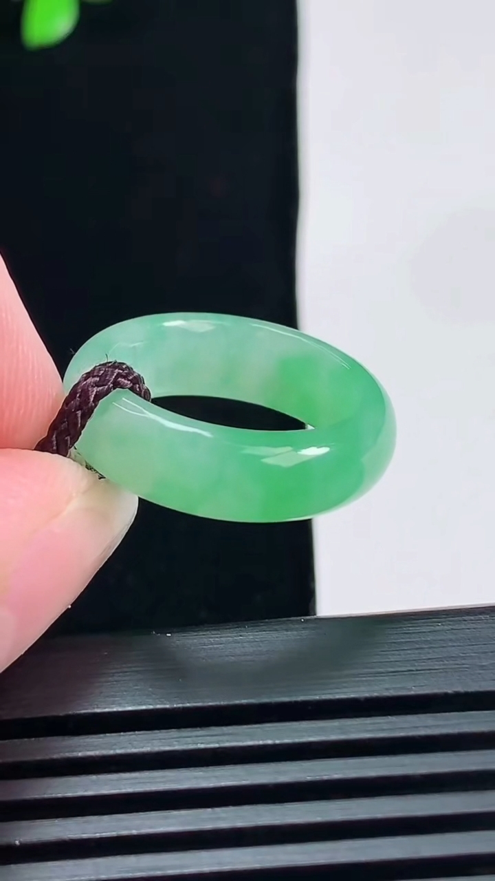 天然A货翡翠玉指环 戒指，尺寸15.6-5.6-3.5 重量:3.69g2026年6月19日
工厂直销收藏佳品,种好水足，色泽均匀，有种有色，上手高大气！