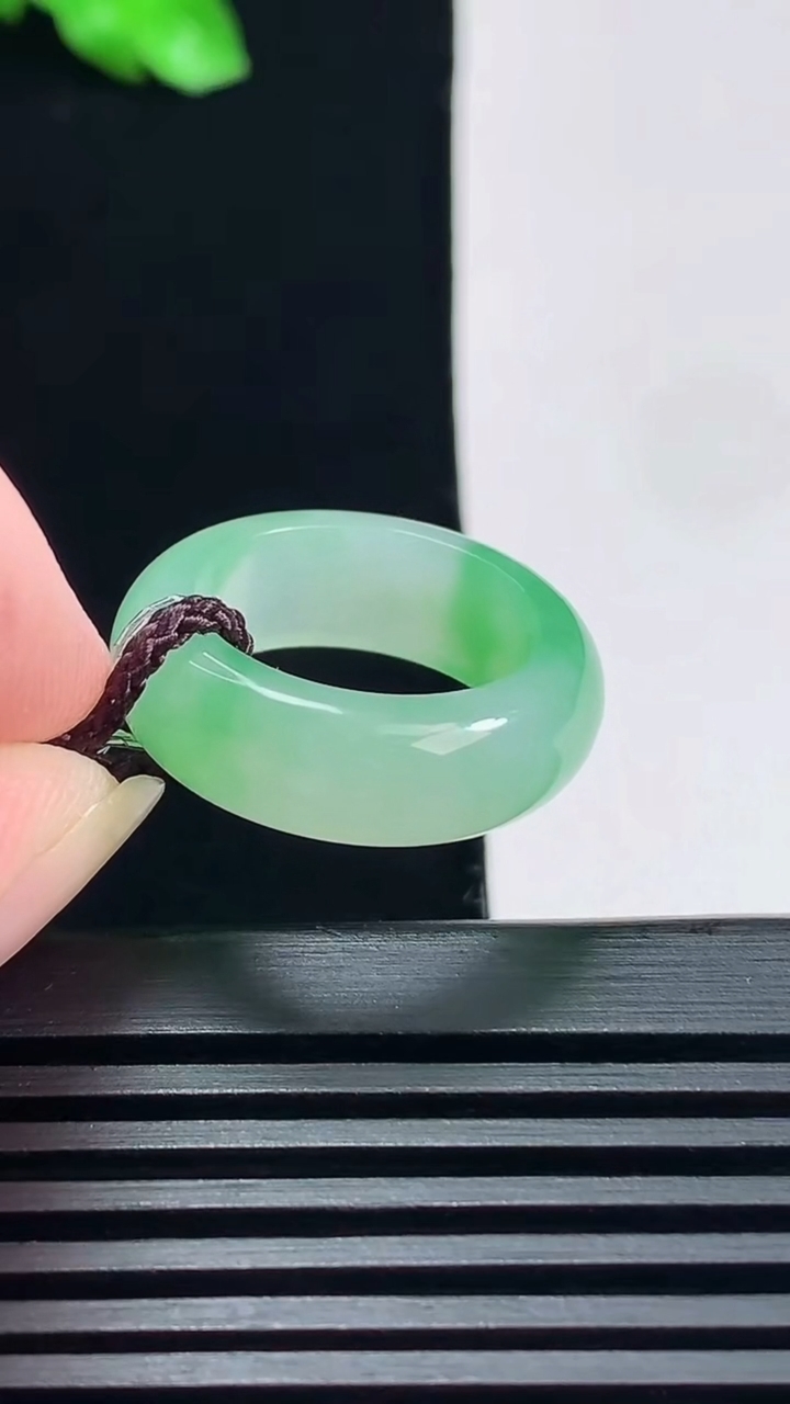 天然A货翡翠玉指环 戒指，尺寸16.3-7-3.6 重量:4.68g2026年6月19日
工厂直销收藏佳品,种好水足，色泽均匀，有种有色，上手高大气！