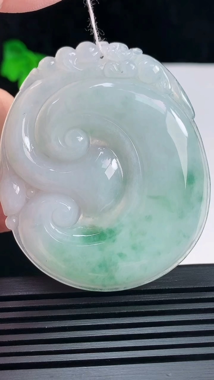天然A货翡翠飘花如意吊坠，尺寸55.8-47-5.6 重量:26.23g
6月19日