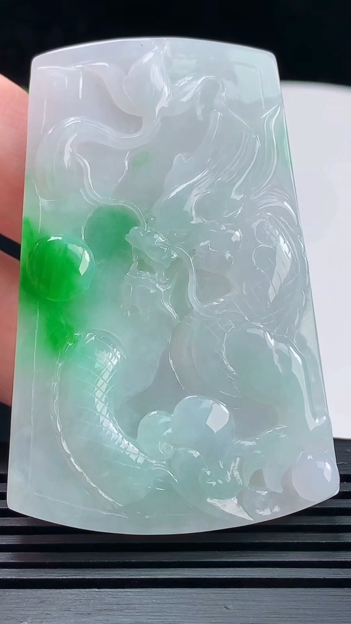 天然A货翡翠龙牌吊坠，尺寸66-42.6-5.6 重量:34.90g
6月19日