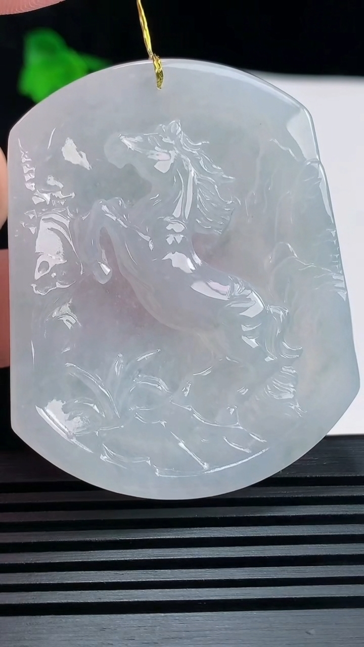 天然A货翡翠飘花生肖马牌吊坠，尺寸54-43.5-5 重量:25.85g
6月19日