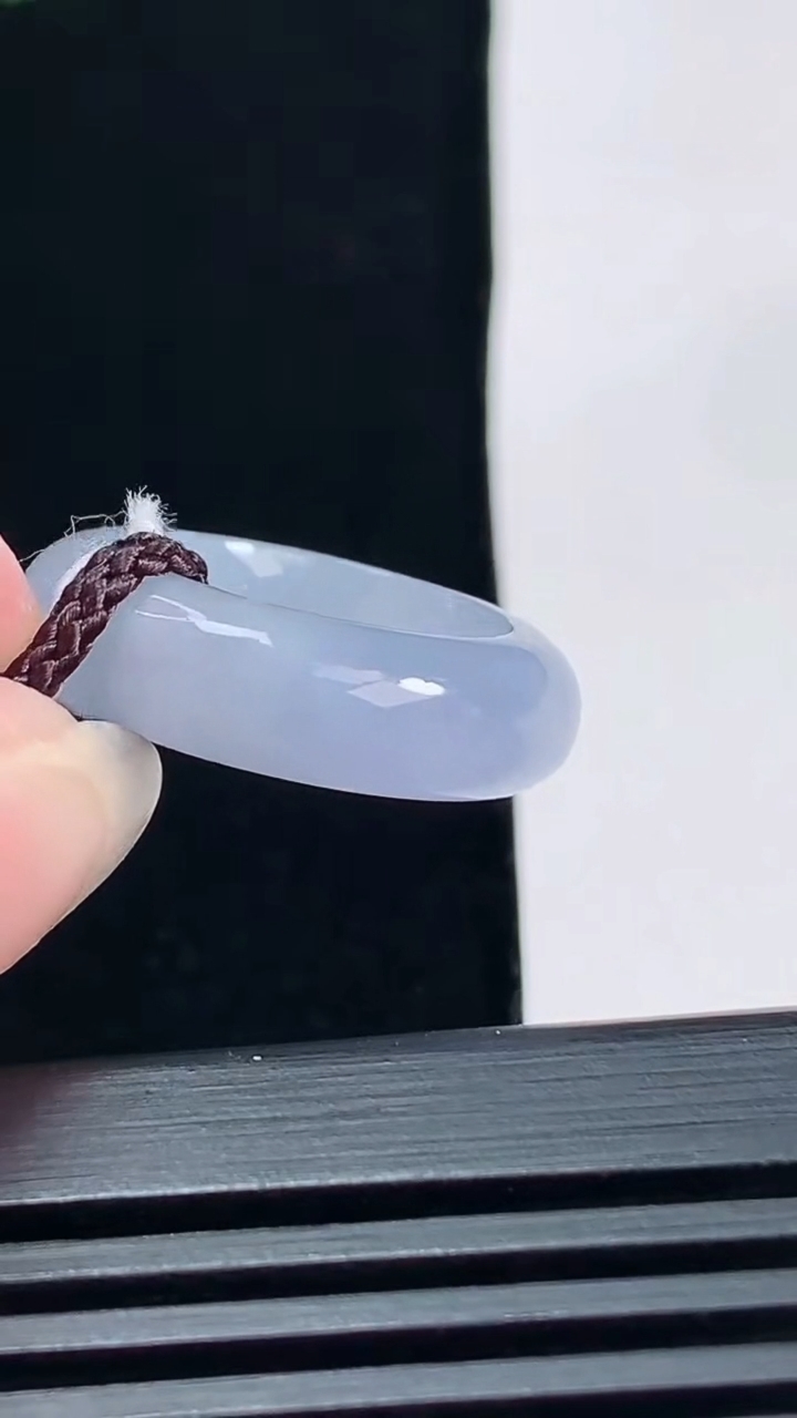 天然A货翡翠冰种紫罗兰玉指环 戒指，尺寸14.8-6-4 重量:4.12g2026年6月19日
工厂直销收藏佳品,种好水足，色泽均匀，有种有色，上手高大气！