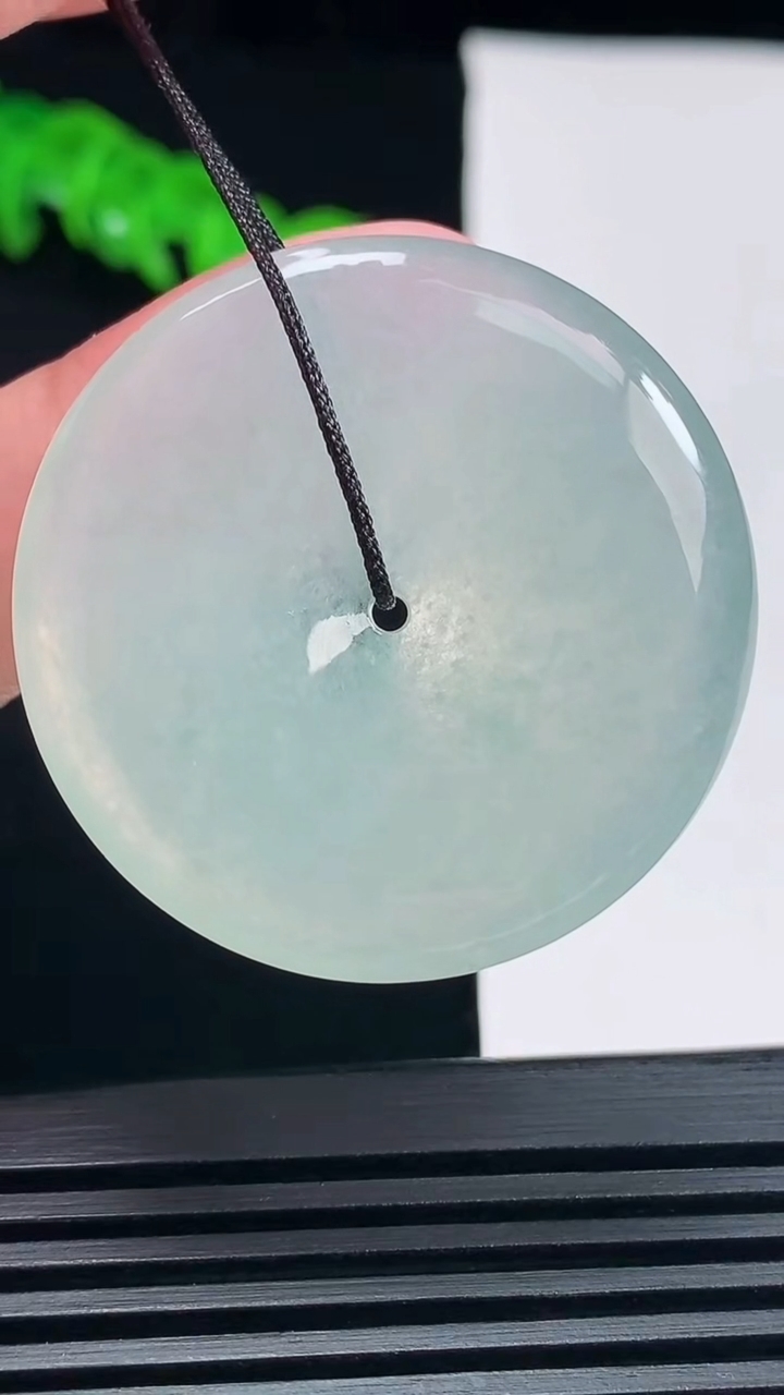 天然A货翡翠平安扣吊坠，尺寸37.2-5.6 重量:17.35g
6月19日