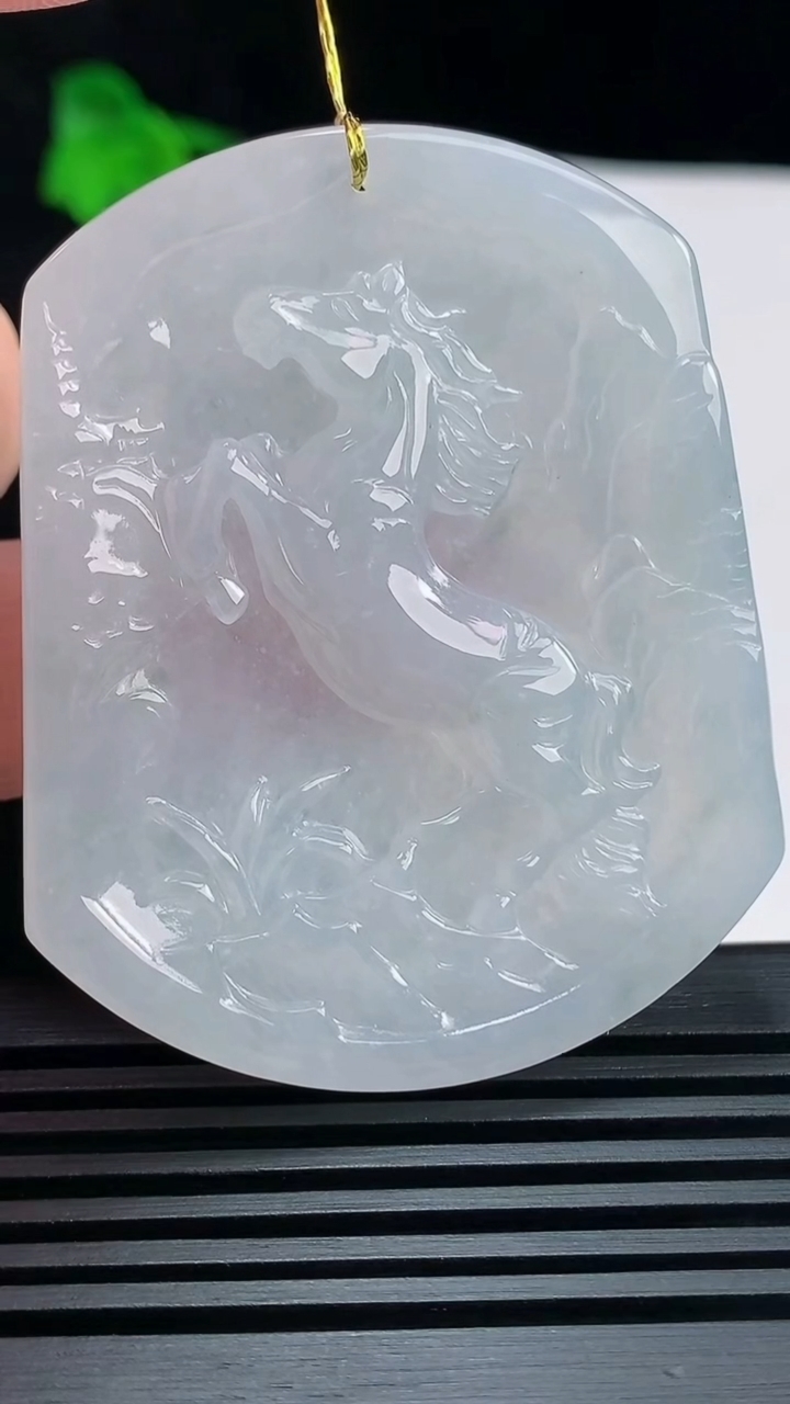 天然A货翡翠飘花生肖马牌吊坠，尺寸54-43.5-5 重量:25.85g
6月19日