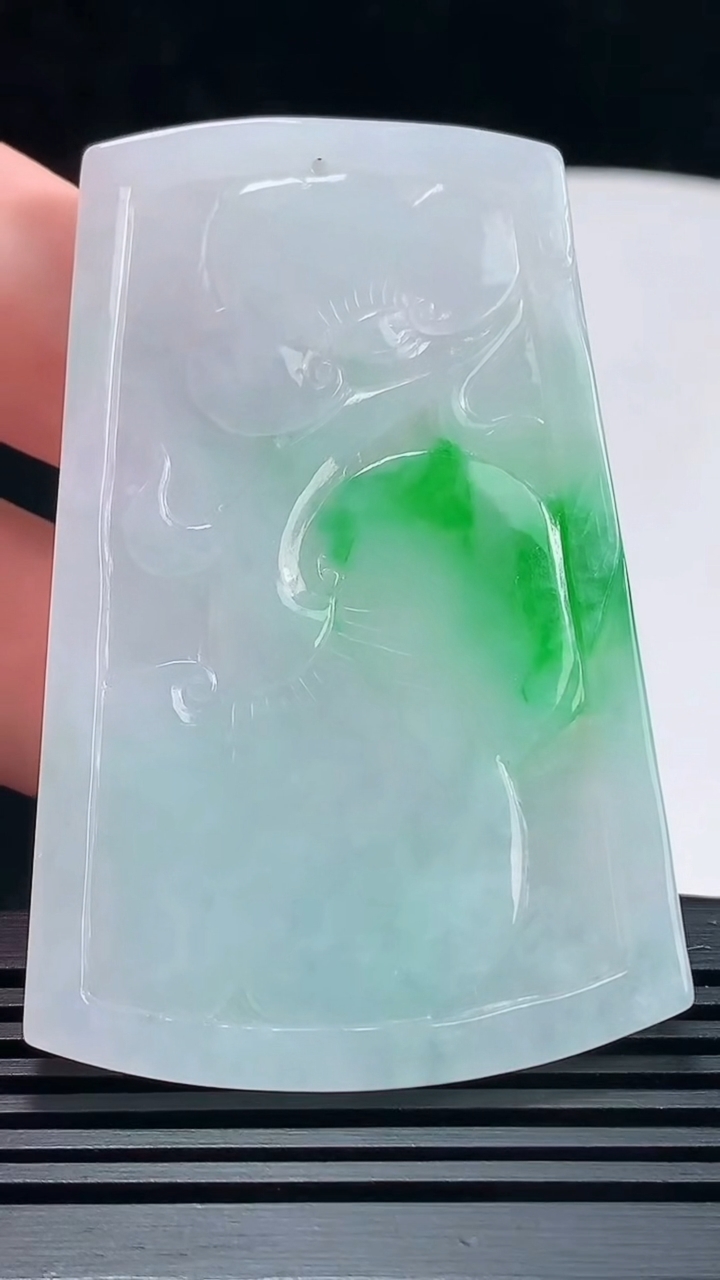 天然A货翡翠龙牌吊坠，尺寸66-42.6-5.6 重量:34.90g
6月19日