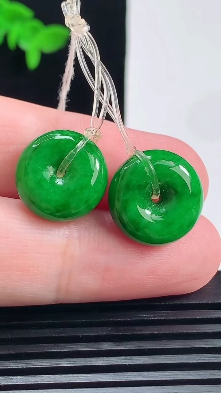 天然A货翡翠平安扣吊坠一对，尺寸15-6.5 重量:6.06g
6月19日