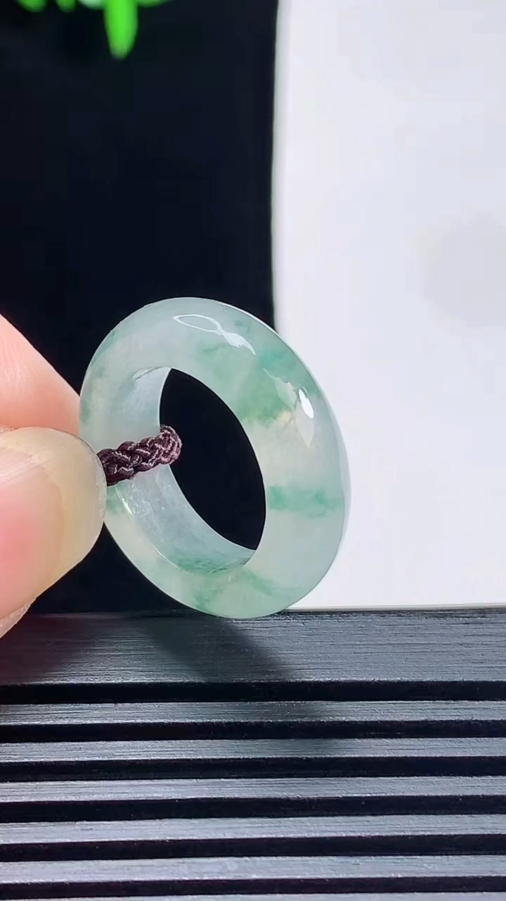 天然A货翡翠飘花玉指环 戒指，尺寸14.5-5.6-3.5 重量:3.49g2026年6月19日
工