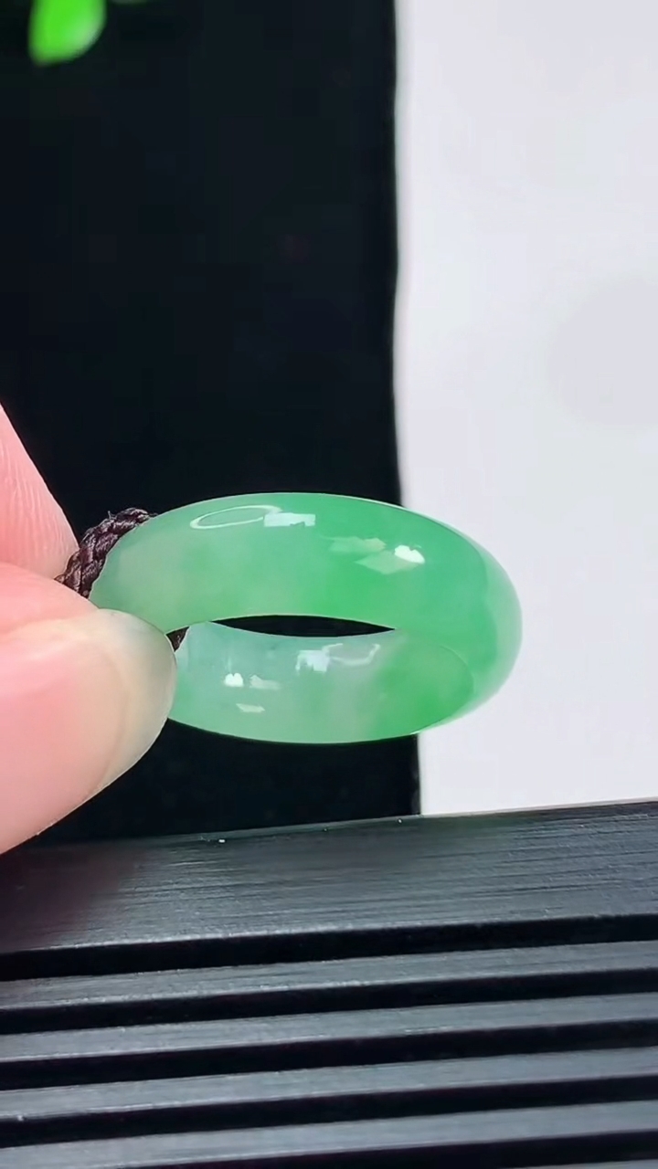 天然A货翡翠玉指环 戒指，尺寸15.6-5.6-3.5 重量:3.69g2026年6月19日
工厂直销收藏佳品,种好水足，色泽均匀，有种有色，上手高大气！