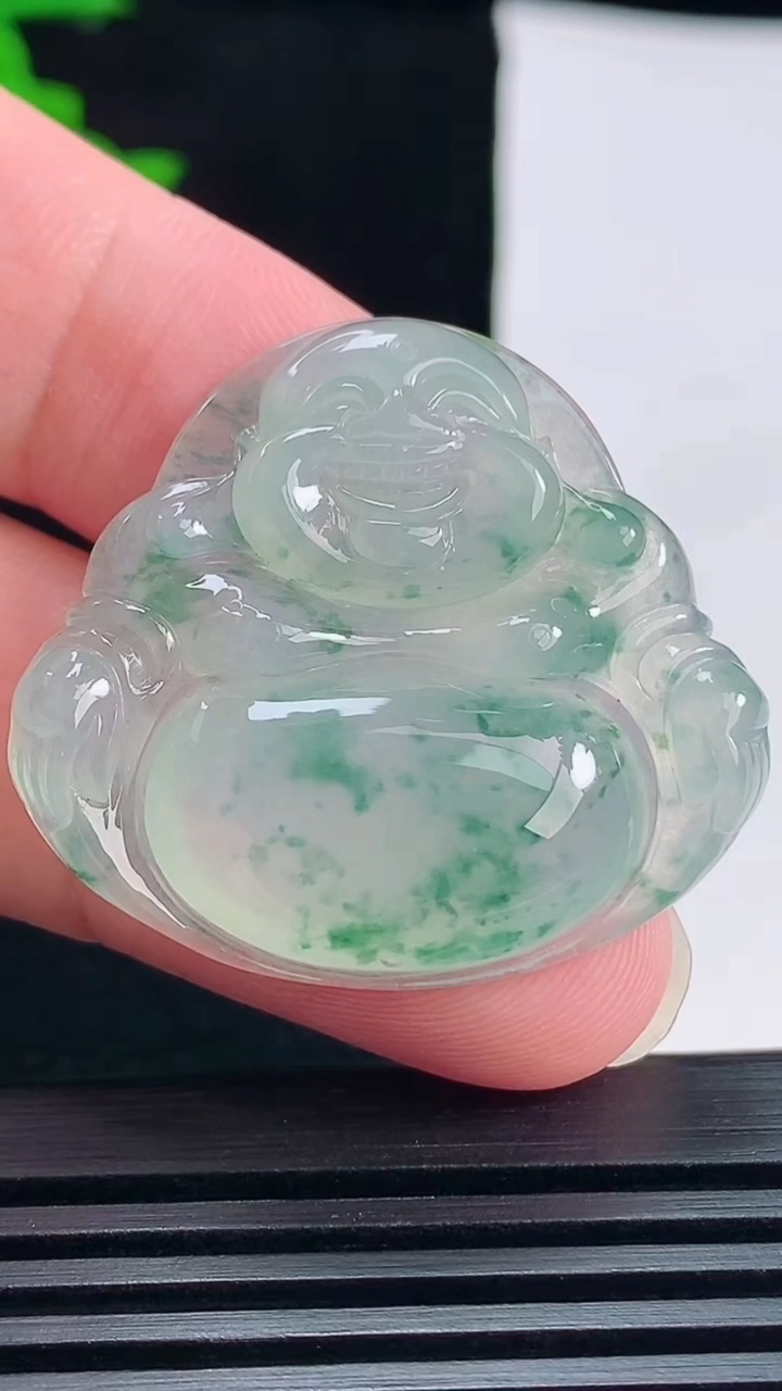 天然A货翡翠种飘花佛公吊坠，尺寸31-35-6.8 重量:10.87g
6月19日