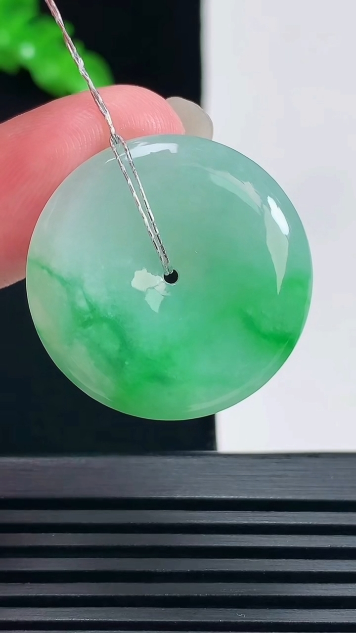 天然A货翡翠平安扣吊坠，尺寸27-5.6 重量:8.54g
6月19日