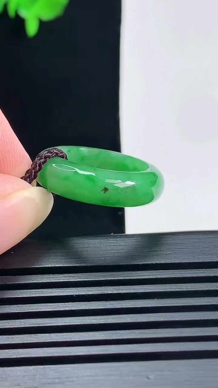 天然A货翡翠玉指环 戒指，尺寸16.6-5.8-3.5 重量:3.80g2026年6月19日
工厂直销收藏佳品,种好水足，色泽均匀，有种有色，上手高大气！