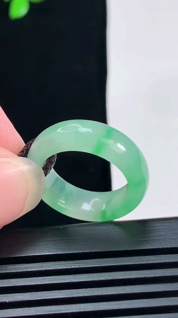 天然A货翡翠玉指环 戒指，尺寸16-6.5-3.2 重量:4.00g2026年6月19日
工厂直销收藏佳品,种好水足，色泽均匀，有种有色，上手高大气！