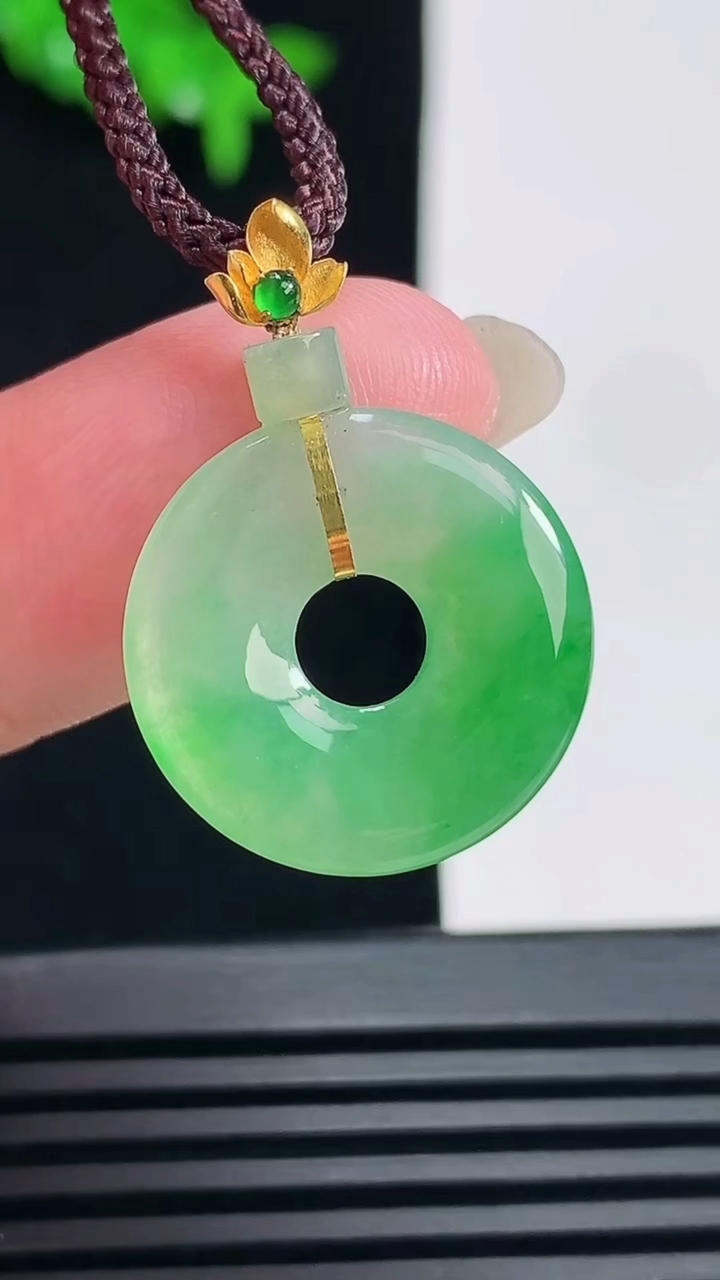 天然A货翡翠平安环吊坠，尺寸25.5-18.6-2.8 重量:2.00g
6月19日