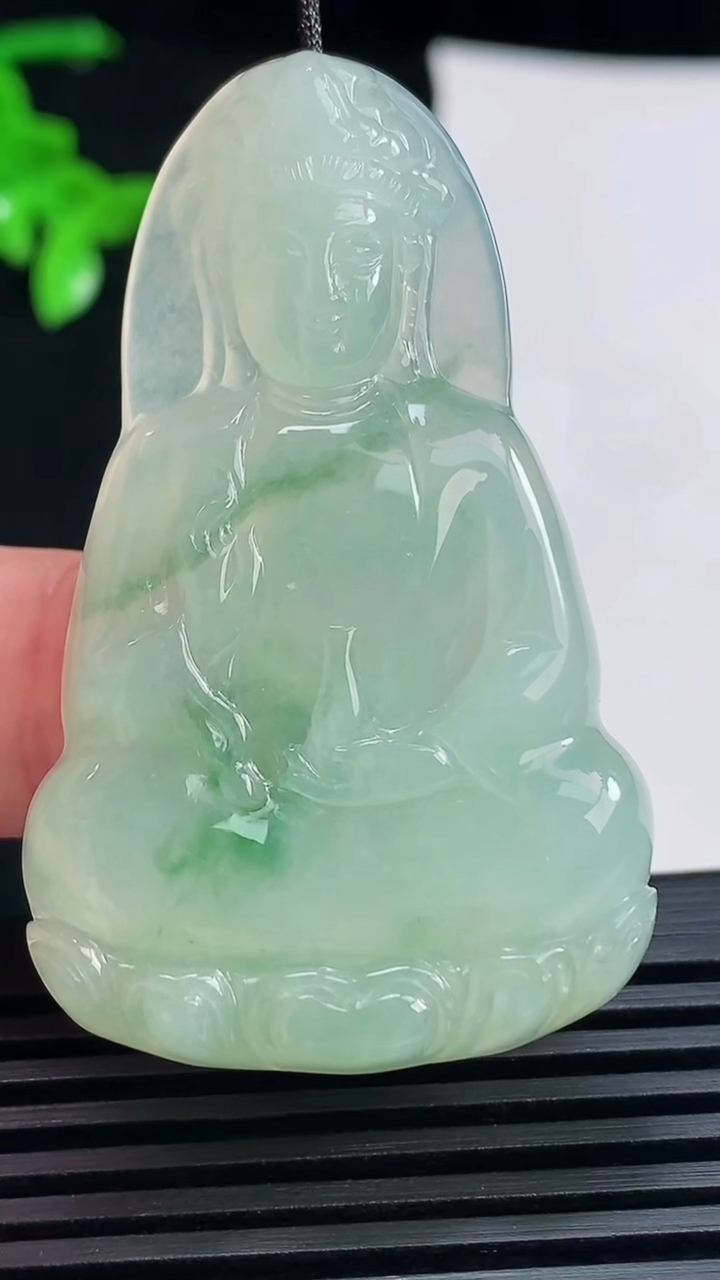 天然A货翡翠飘花素衣观音吊坠，尺寸51-31-5.8 重量:17.41g
6月19日