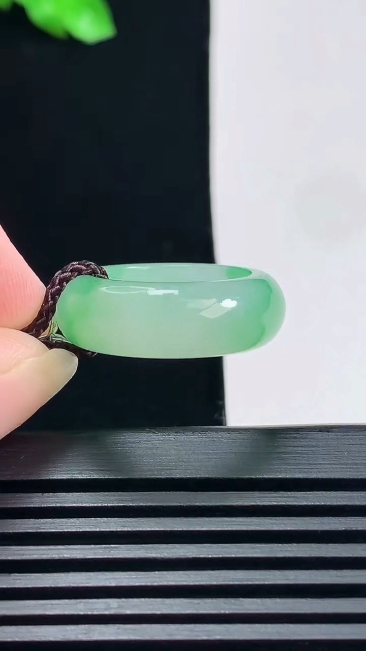 天然A货翡翠玉指环 戒指，尺寸16.3-7-3.6 重量:4.68g2026年6月19日
工厂直销收藏佳品,种好水足，色泽均匀，有种有色，上手高大气！