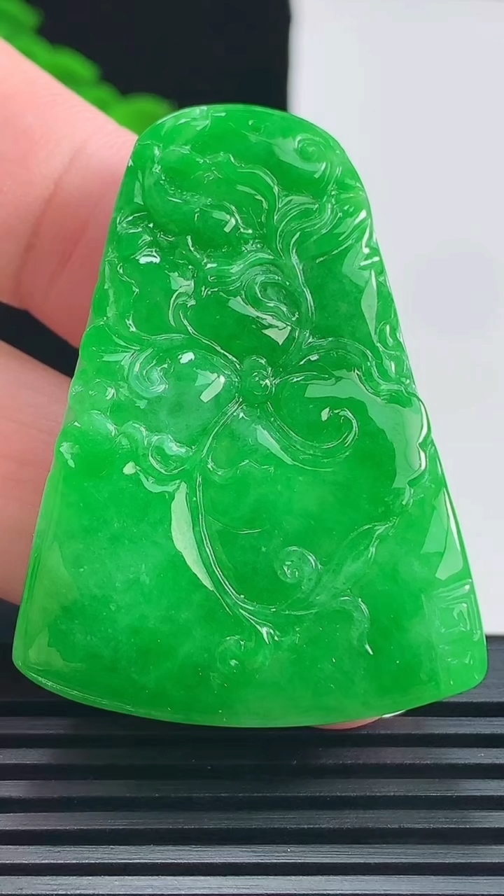 天然A货翡翠和和美美 荷叶鱼吊坠，尺寸47-34.5-7 重量:20.59g
6月19日