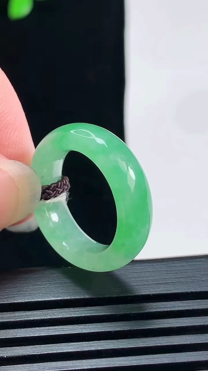 天然A货翡翠玉指环 戒指，尺寸15.6-5.6-3.5 重量:3.69g2026年6月19日
工厂直