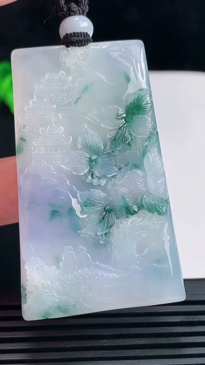 天然A货翡翠种紫罗兰 飘花山水牌吊坠，尺寸59-35-5.5 重量:30.74g
6月19日