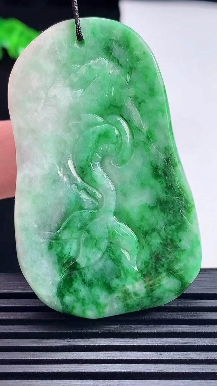 天然A货翡翠龙牌吊坠，尺寸55-34-9 重量:33.16g
6月19日