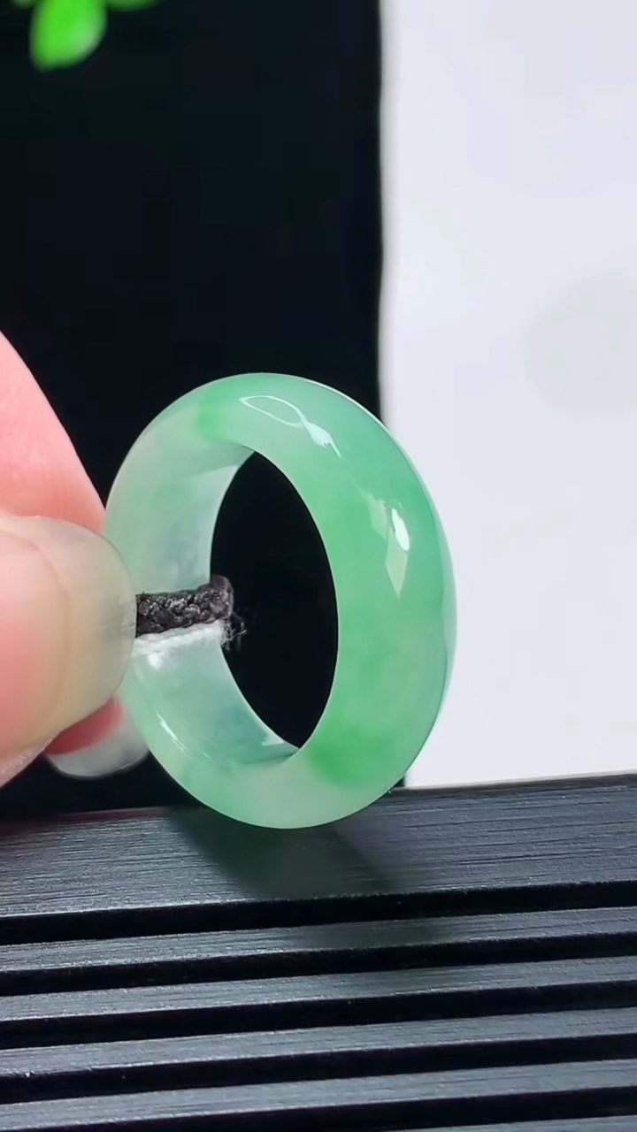 天然A货翡翠玉指环 戒指，尺寸16-6.5-3.2 重量:4.00g2026年6月19日
工厂直销收藏佳品,种好水足，色泽均匀，有种有色，上手高大气！