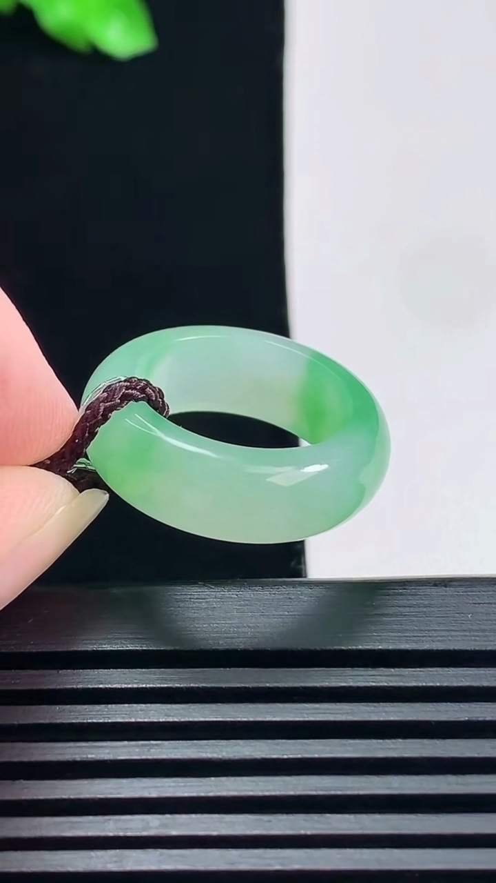 天然A货翡翠玉指环 戒指，尺寸16.3-7-3.6 重量:4.68g2026年6月19日
工厂直销收藏佳品,种好水足，色泽均匀，有种有色，上手高大气！