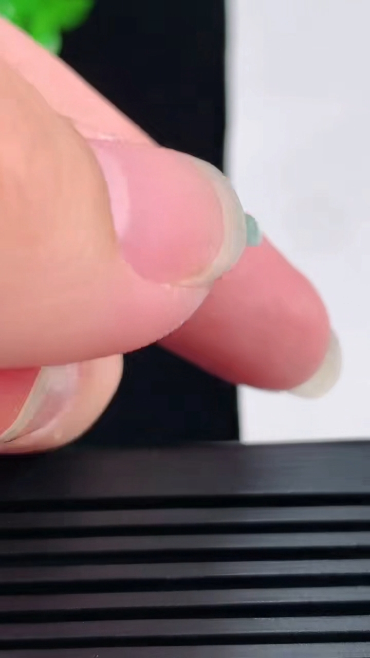 天然A货翡翠如意吊坠，尺寸39.5-24-6 重量:10.43g
6月19日